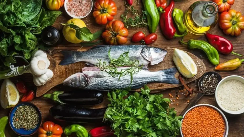 ترتيب لأطعمة نظام غذائي متوسطي من سمك وخضار وبقوليات وأرز وزيت زيتون وأعشاب