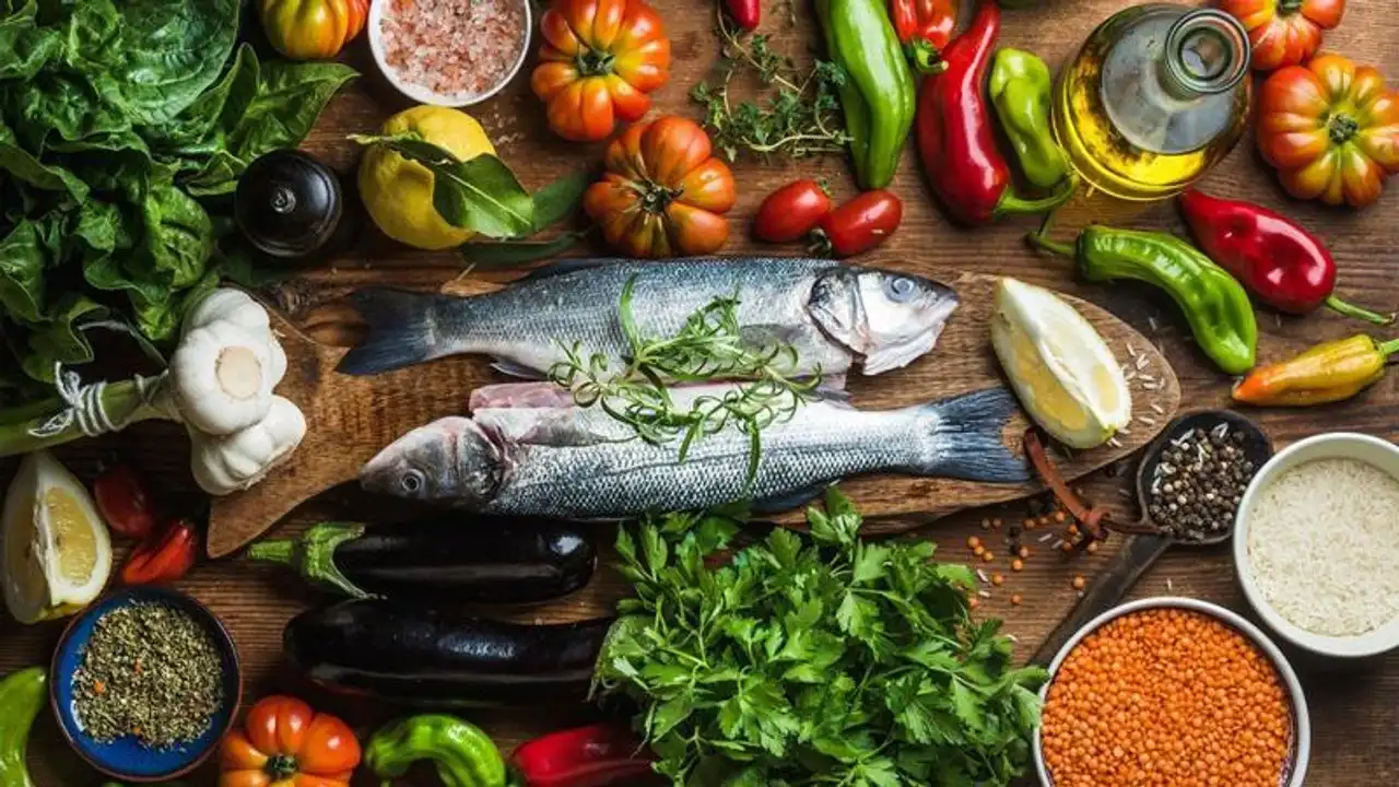 ترتيب لأطعمة نظام غذائي متوسطي من سمك وخضار وبقوليات وأرز وزيت زيتون وأعشاب
